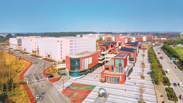 在线股票配资网 500余家企业扎根 成都影视城开足马力“筑巢引凤”